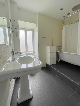 salle de bain intégrant douche et WC