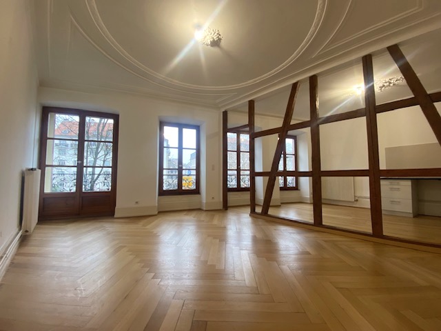 44B quai des Bateliers 1er étage Salon-séjour avec balcon